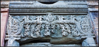 雖然以磚為主要建材，門柱、門楣和假門都是以砂岩為原料，門楣上的雕刻十分精彩。