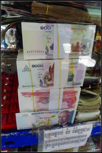 看到街邊一個小店可以有錢找換，但我們從沒有對換，一值都是帶美金來用，只有找錢時才會有機會收到柬埔寨紙。