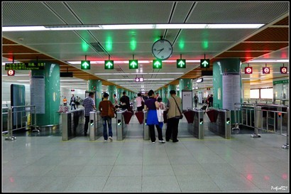 8:40便入閘坐地鐵住福田地鐵站，返工時間都多人，好在我都找到位坐。 