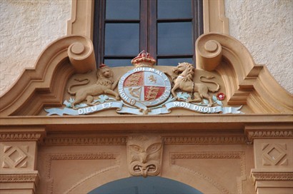 建築物的裝飾夾雜著英獅與毛利雕像