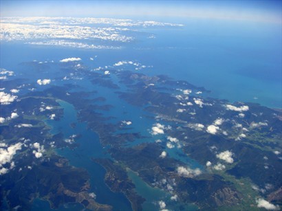 南島的Queen Charlotte Sound，中間是庫克海峽