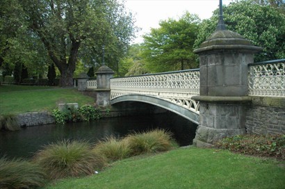 園內有不同外型的橋樑