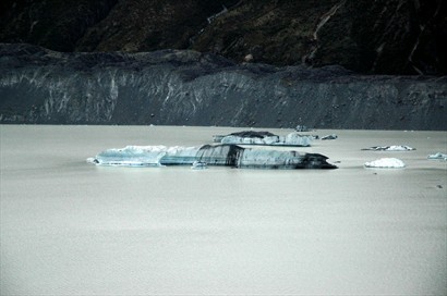 浮冰孤零零地飄於湖上