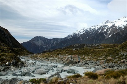 冰川水源源向山下流