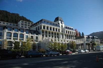 酒店正面對著Lake Wakatipu及層層雪山，來渡假也該寫意