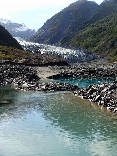 冰川湖映照冰川的美，遠觀看似靜態，步近方知內部不斷發出冰塊爆裂的聲音