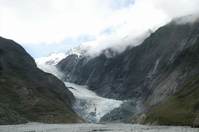 登上山腰已是和冰河的最近距離，不過可看到冰河由山項緩緩而下，完整地展現眼前