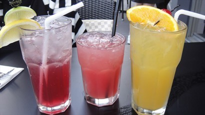 左: 雜莓梳打 中:fruit punch 右: mango tango, 果味的飲料都很難出錯