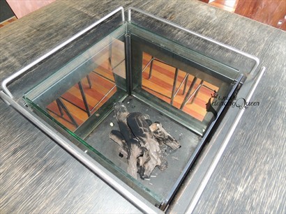 桌面中央, 是個燒木頭的玻璃暖爐