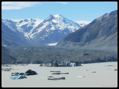 到了！前方正是Mt Cook，而左手邊有一塊冰藍色的，據說是幾個禮拜前掉下來的冰塊！