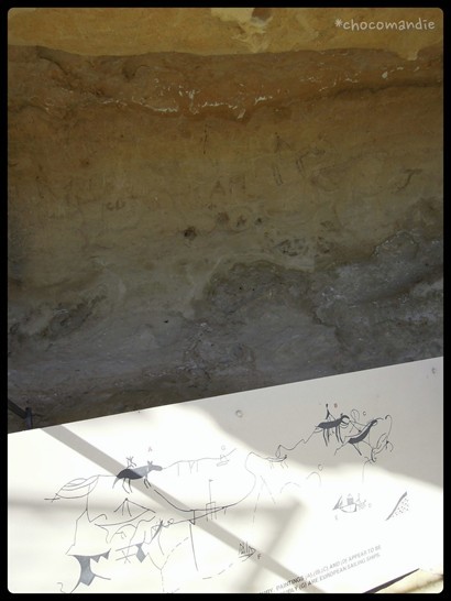 原住民將當時的生活情形，畫在石牆上。木板上，有將較完整的圖給遊客比對。