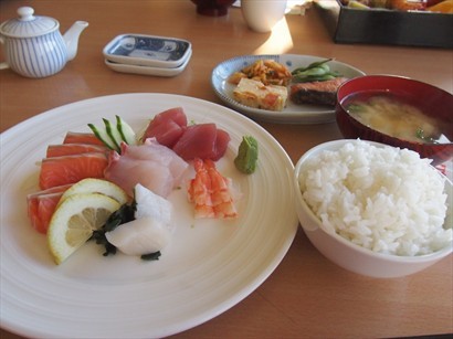 Sashimi lunch($23)，可能當時餓了太久，吃完意猶未盡
