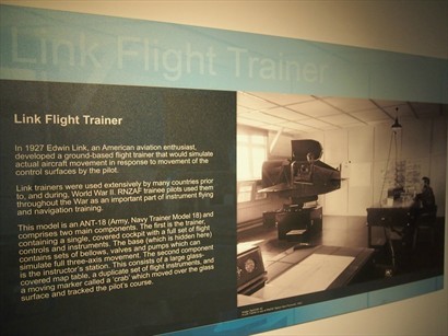 1927年，美國人發明了在地訓練的儀器，使學員確切感受飛行的感覺