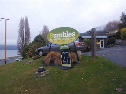 Bumbles Backpackers Queenstown正門