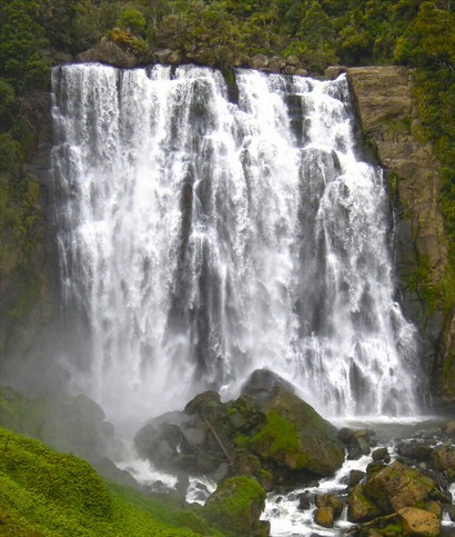 細看Marokopa Falls，層次有序，水流在一層散開，到另一層又再次匯聚一起，絲般細流沿瀑而下