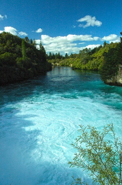 在此望向下游的景色，陽光下的河水浮現不同色彩的藍