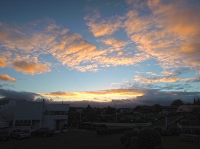 日落了，鎮上天空的雲也泛起橙紅的色彩