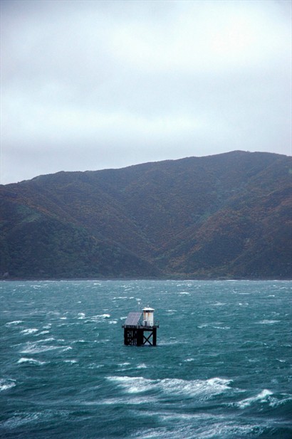 偶有孤零零的燈塔在海中央