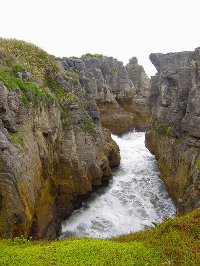 海浪不斷湧進Punakaiki rock的峽谷中