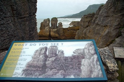 看看資訊板的形容，再看看對岸的奇石真的神似