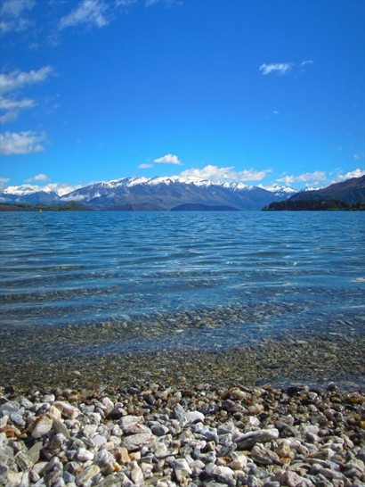 Lake Wanaka，就是藍天、雪山、湖水、灘岸