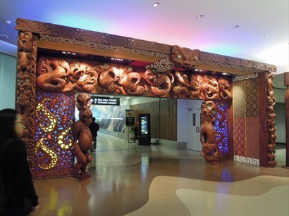 進入Auckland國際機場，首先就看到的是巨型毛利木雕