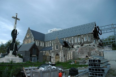 大教堂受到嚴重破壞，四周依然是工地