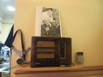 一幅舊照與廣播機