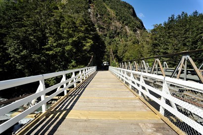 Tutoko River上的橋