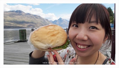  漢堡包的大小比手掌還要大,和面相就差不多.