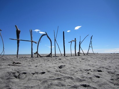 利用漂流木，排列出了小鎮的字樣--照片源自HOKITIKA觀網