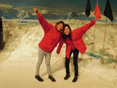 在入口處領防寒外套和防滑鞋，要去體驗南極生活了