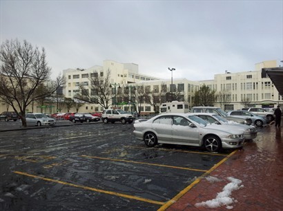 下雪的停車場