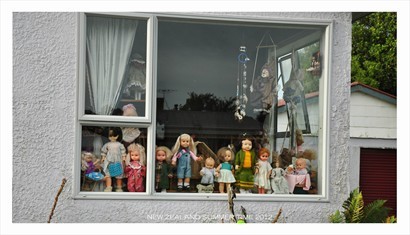 窗內的洋娃娃令我聯想到Toy Story!