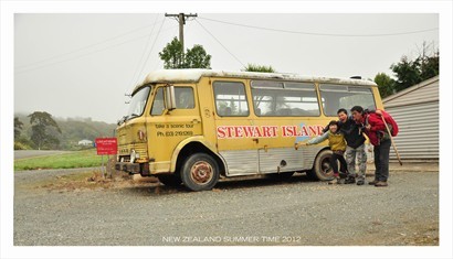 一架荒廢了的旅遊巴士印上Stewart Island,為我們今天的遠足樂揭開序幕!