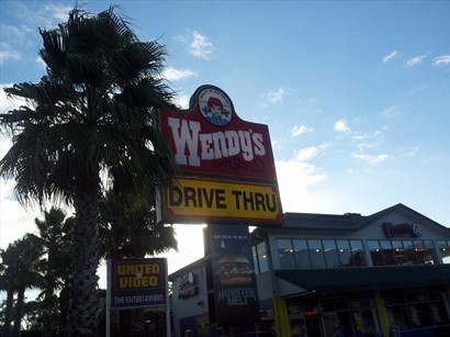 Wendy's Hamburger 車輛請在這兒排隊