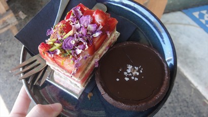 左: strawberry watermelon cake 右: chocolate tart 