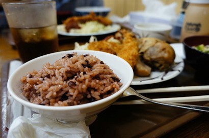 花笠食堂的米飯是那種偏軟的質感，黏黏的，多吃數口便覺得很飽了。
