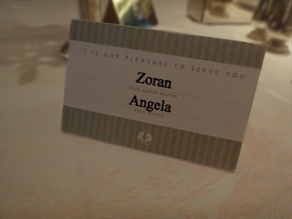 服務生為Zoran及Angela