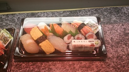 放店外外賣的壽司飯盒