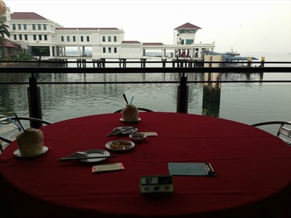 海景海鮮餐，遙望星加坡