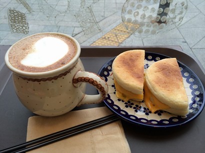 早餐set- Mocha及芝士火腿鬆餅 (WON6,500)