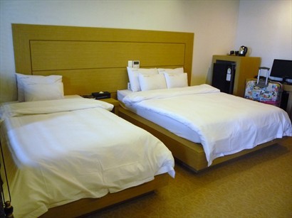 呢間雙人床房包括一張單人床一張Queen Bed，空間極大！正！