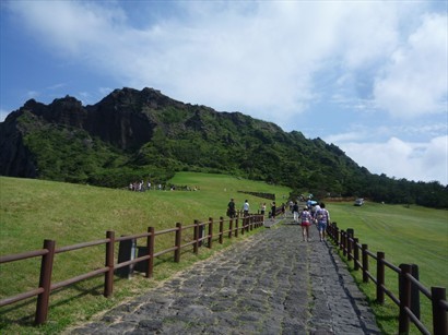 城山日出峰是10萬年前海底火山爆發而形成的巨大岩石山，是濟州島的代表名勝之一。