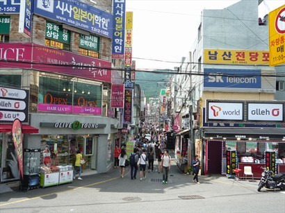 坐地鐵到釜山大學站，從3號出口步出，就係購物街。
