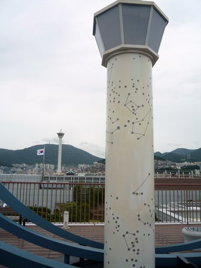 展望台上有假的釜山塔。