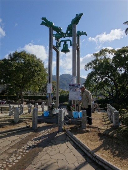 「長崎の鐘」及「原爆殉難者之碑」