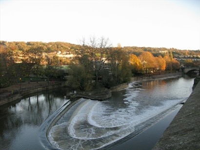 river weirs 有疏導水流的作用。