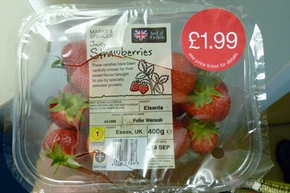 草莓最常見經常大平賣，蘇格蘭也是產地，純自然的大小形狀不一樣。
