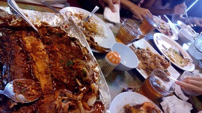 馬六甲舊城區的十一哥cafe吃午餐，魚太辣但蝦和尤魚很棒，用了椰糖炸的尤魚很酥軟。